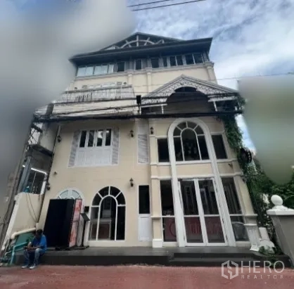 店屋 出租在Phaya Thai, Bangkok - 店屋正立面，欧式风格外墙与大面积玻璃门。