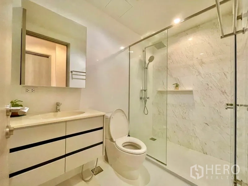 คอนโด ให้เช่าหรือขายในWatthana, Bangkok - ห้องน้ำสไตล์โมเดิร์น มีอ่างล้างหน้า โถสุขภัณฑ์ และห้องอาบน้ำกระจกเรนชาวเวอร์