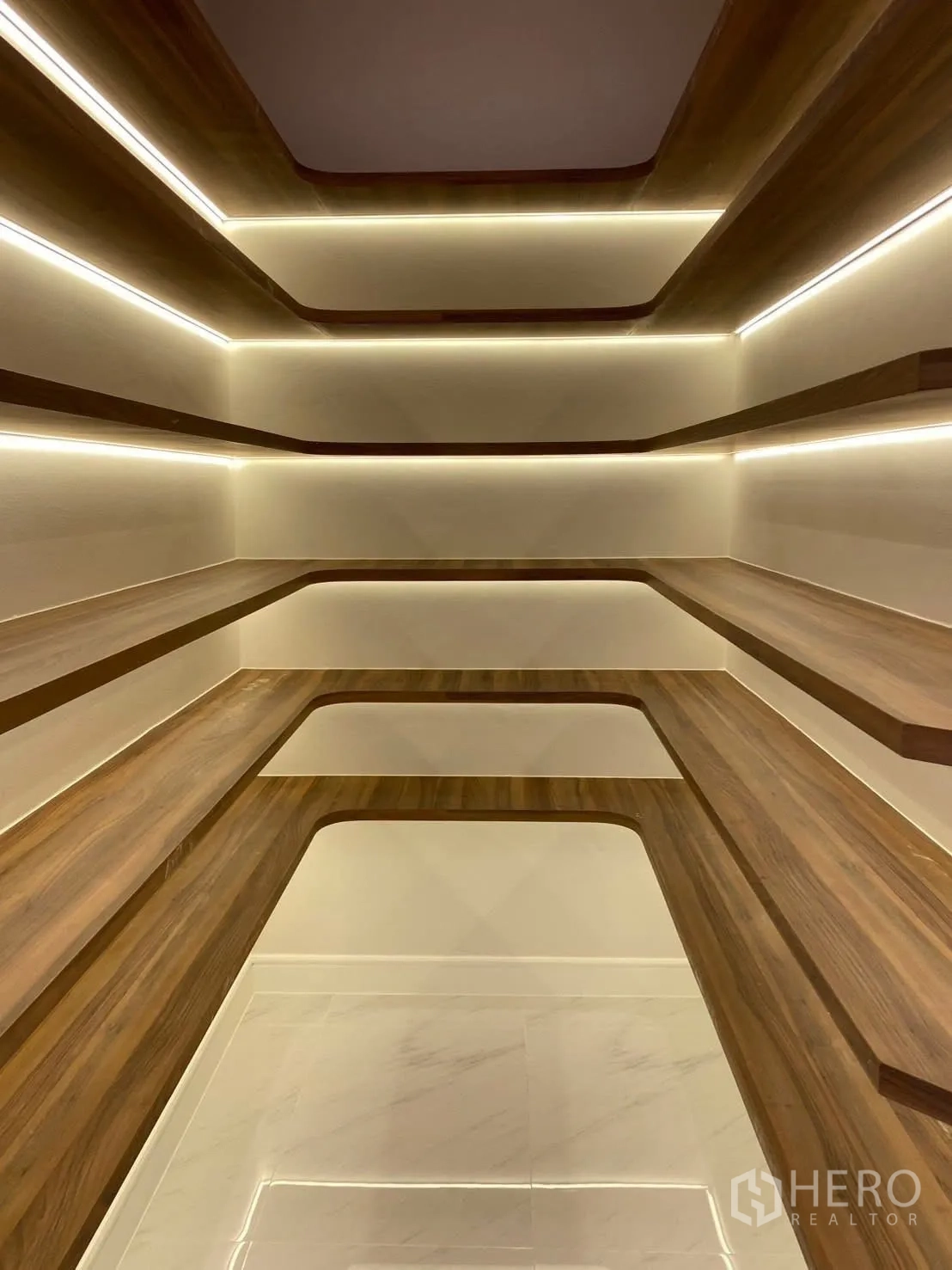 独立式住宅 出租在Bang Kapi, Bangkok - 步入式衣帽间，环绕木质层架与LED灯带