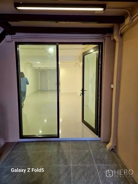 พื้นที่ขายปลีก ให้เช่า - ประตูกระจกบานเลื่อนทางเข้า สู่พื้นที่ภายในสว่าง พื้นกระเบื้อง