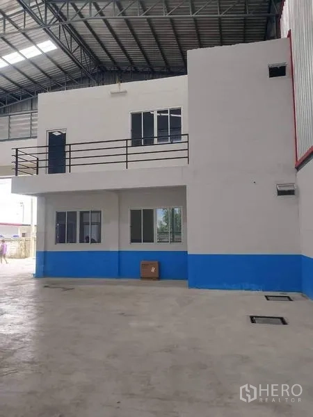 คลังสินค้า ให้เช่าในBang Phli, Samut Prakan - อาคารออฟฟิศสองชั้นภายในตัวโกดังพร้อมระเบียง