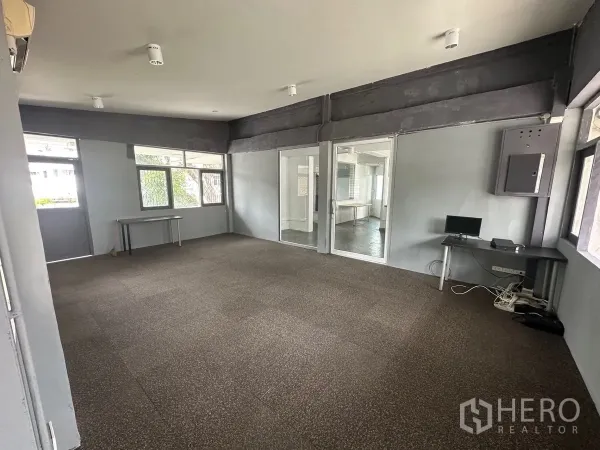 带办公室的家 出租在Chatuchak, Bangkok - 开放式办公房，铺地毯，带玻璃隔断与多扇窗户。