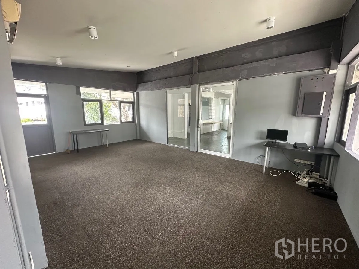 带办公室的家 出租在Chatuchak, Bangkok - 开放式办公房，铺地毯，带玻璃隔断与多扇窗户。