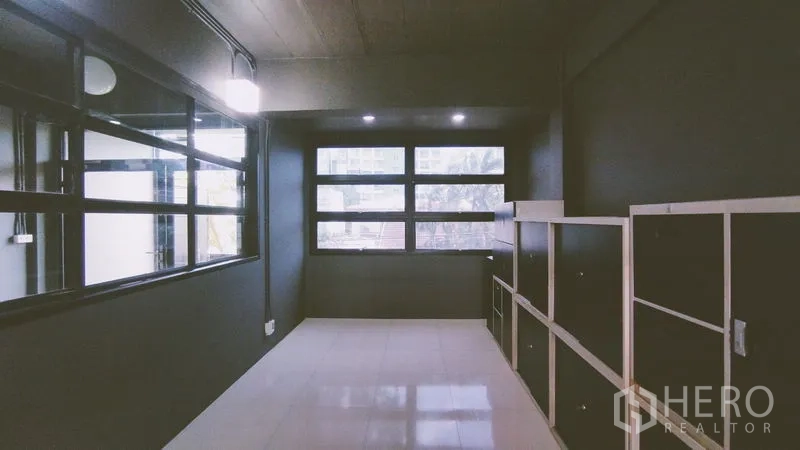 สำนักงานที่บ้าน ให้เช่าในChatuchak, Bangkok - ห้องออฟฟิศสว่าง มีหน้าต่างและตู้เก็บของ