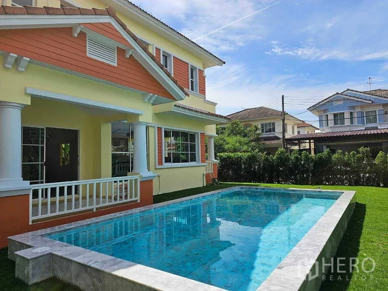 Detached House for rent in Thanyaburi, Pathum Thani - Side elevation with large windows beside the private pool and sunny garden.