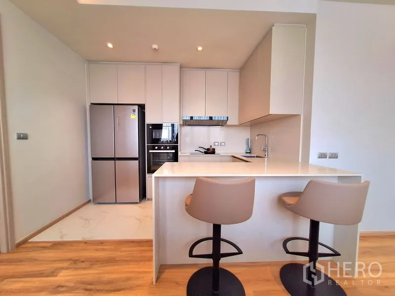 อพาร์ทเมนท์ ให้เช่าในBang Na, Bangkok - ครัวทันสมัย มีเคาน์เตอร์บาร์ เตาอบบิลต์อิน และตู้เย็นสองประตู