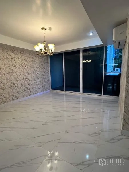 คอนโด ให้เช่าหรือขายในWatthana, Bangkok - ห้องสว่างพร้อมประตูกระจกบานเลื่อนออกระเบียง และเครื่องปรับอากาศ