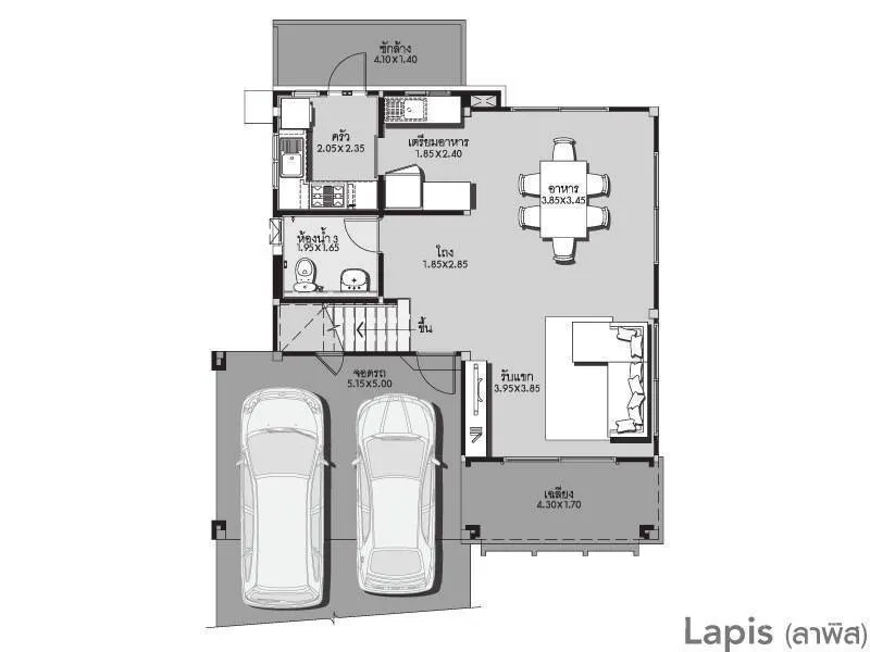 บ้าน for sale in Bang Kapi, Bangkok - ผังชั้นล่างแสดงห้องนั่งเล่น‑รับประทานอาหาร ครัว แพนทรี ห้องน้ำ เฉลียง และที่จอดรถ 2 คัน