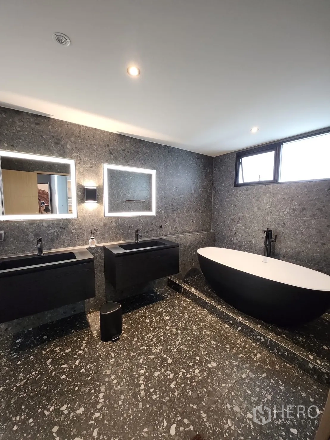 Detached House for rent in Bang Phli, Samut Prakan - Spa-style bathroom with a freestanding tub and twin sinks against stone-look walls.