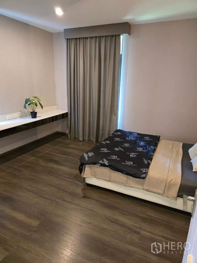 Detached House for rent or sale in Bang Phli, Samut Prakan - Custom walk-in closet with mirrored wardrobes and a makeup desk.