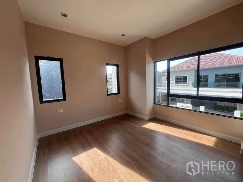 บ้าน ขายในBang Kruai, Nonthaburi - ห้องนอนชั้นบนสว่าง หน้าต่างมุมบานใหญ่ พื้นไม้ มองเห็นวิวหมู่บ้าน