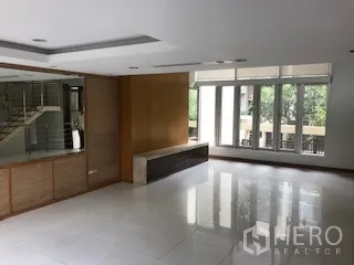 ทาวน์เฮาส์ ให้เช่าหรือขายในYan Nawa, Bangkok - พื้นที่นั่งเล่นขนาดใหญ่ พื้นกระเบื้องเงาและหน้าต่างสูงเต็มบาน