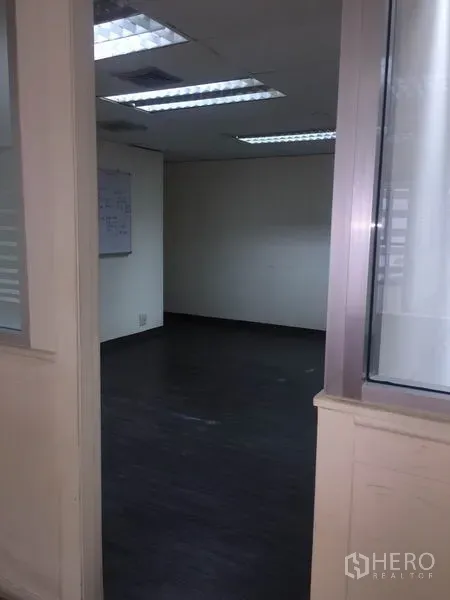 สำนักงาน ให้เช่าในWatthana, Bangkok - ทางเข้าห้องทำงานผ่านผนังกระจก พื้นสีเข้มและไฟเพดาน