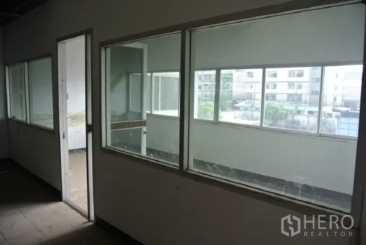 โรงงาน ขายในBang Phli, Samut Prakan - โถงทางเดินผนังกระจกบานใหญ่และประตูมองเห็นลานด้านนอก.