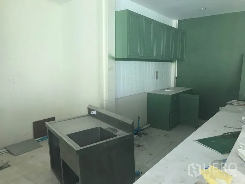 零售空间 出租在Watthana, Bangkok - 后勤茶水间，带水槽、操作台与绿色橱柜。