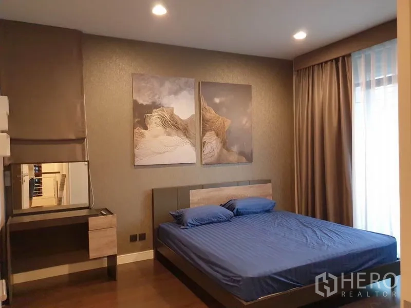 บ้าน ให้เช่าในBang Kapi, Bangkok - ห้องนอนหลัก เตียงขนาดใหญ่ ผนังตกแต่ง ภาพแขวน โต๊ะเครื่องแป้ง และผ้าม่านทึบ.