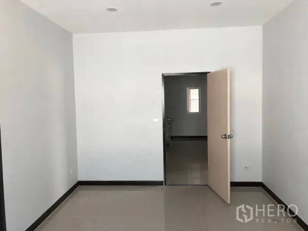 工厂 出租或出售在Bang Len, Nakhon Pathom - 整洁的办公房，瓷砖地面、白色墙面与嵌灯。