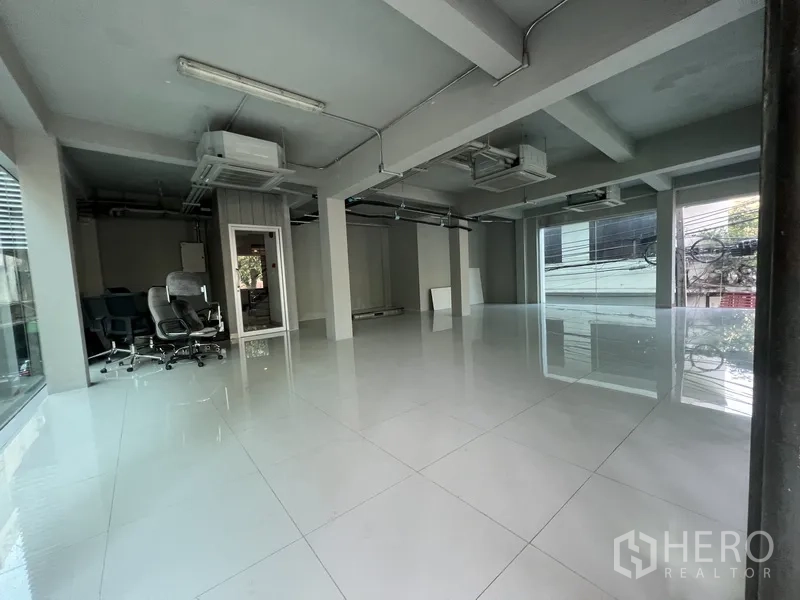 พื้นที่ขายปลีก ให้เช่าในBang Rak, Bangkok - พื้นที่ร้านค้ากว้าง มุมกระจกสองด้าน มีเครื่องปรับอากาศและเก้าอี้สำนักงาน