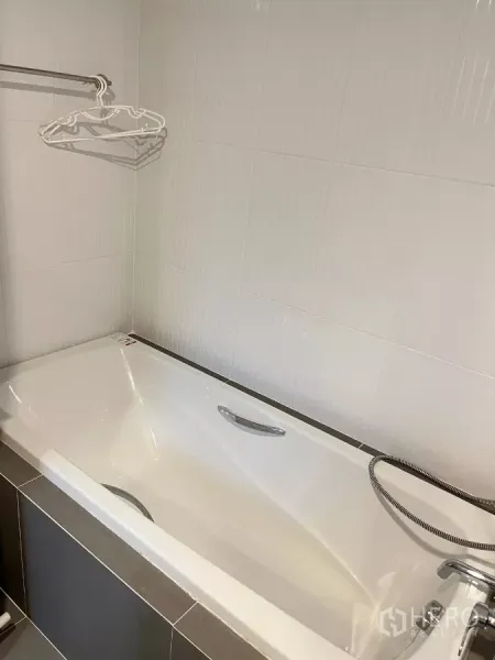 บ้าน ให้เช่าในSaphan Sung, Bangkok - อ่างอาบน้ำบิลต์อินสีขาวพร้อมฝักบัวสายอ่อน ผนังกระเบื้อง