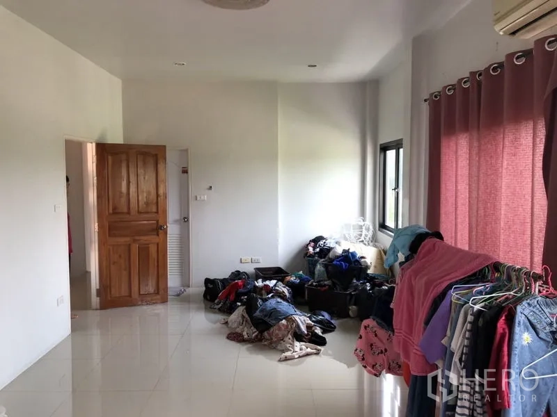 บ้าน ขายในLam Luk Ka, Pathum Thani - ห้องขนาดใหญ่ หน้าต่างติดผ้าม่านและพื้นมันเงา