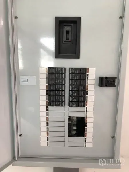 工厂 出租在Phra Nakhon Si Ayutthaya - 厂内三相供电配电箱与断路器特写。