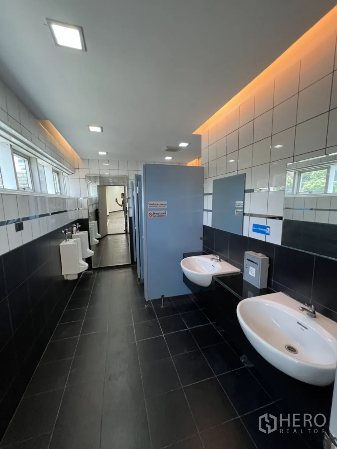 พื้นที่ขายปลีก ให้เช่าในSathon, Bangkok - ห้องน้ำยาวปูกระเบื้อง มีอ่างล้างมือ กระจก โถปัสสาวะ และห้องสุขา