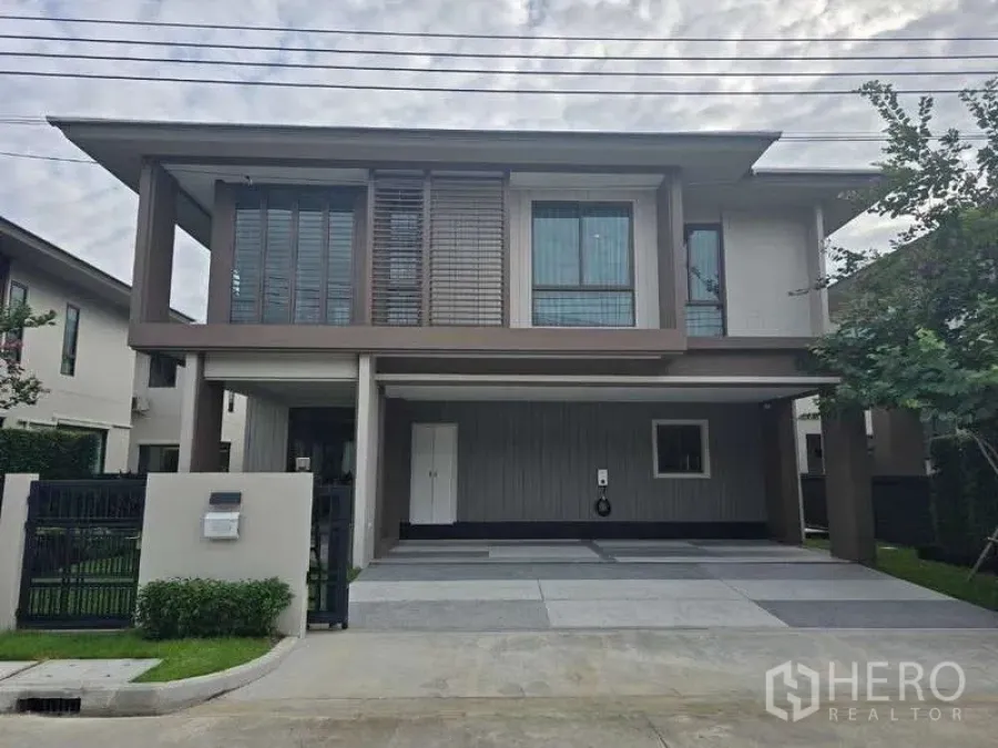 独立式住宅 出租在Bang Kapi, Bangkok - 现代两层独栋别墅外立面，带双车位有顶车棚与大门。