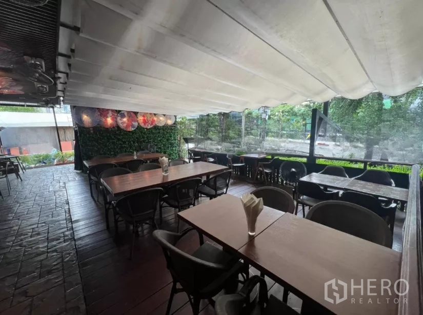 พื้นที่ขายปลีก ให้เช่าในWatthana, Bangkok - ลานนั่งเล่นร่มรื่นใต้กันสาดมองเห็นต้นไม้