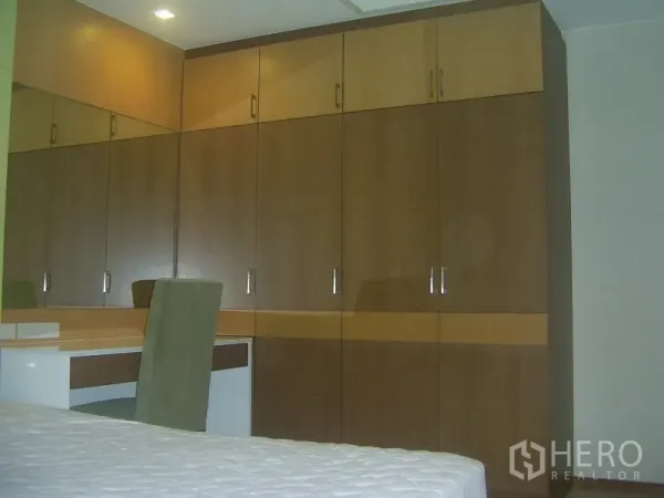 คอนโด ให้เช่าในKhlong Toei, Bangkok - ตู้เสื้อผ้าบิ้วท์อินเต็มผนังพร้อมโต๊ะเครื่องแป้งและเก้าอี้