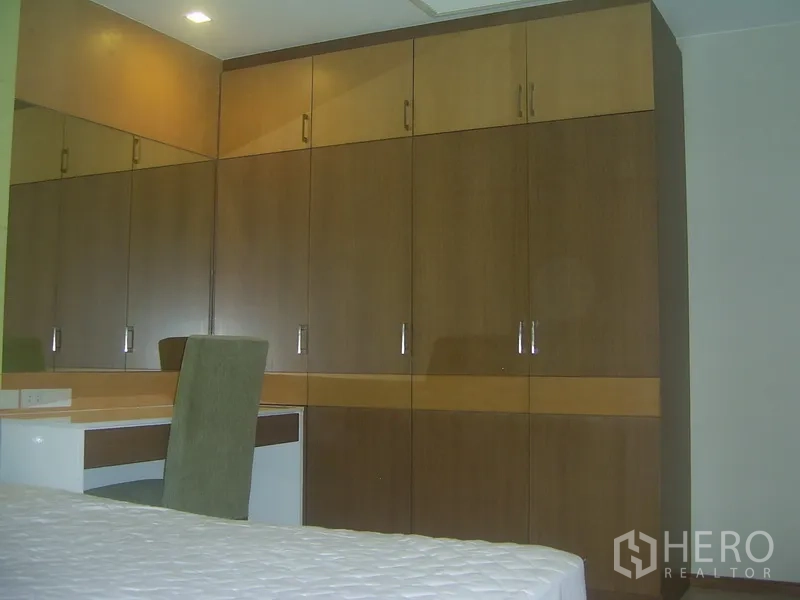 คอนโด ให้เช่าในKhlong Toei, Bangkok - ตู้เสื้อผ้าบิ้วท์อินเต็มผนังพร้อมโต๊ะเครื่องแป้งและเก้าอี้