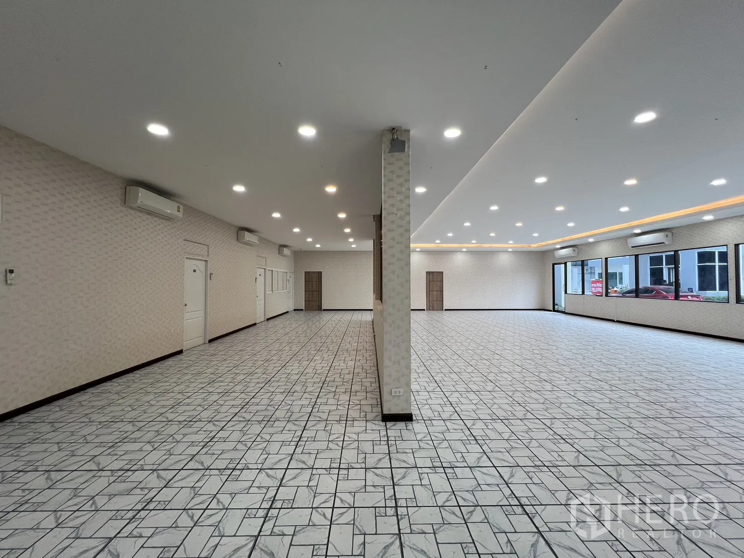 零售空间 for rent in Bueng Kum, Bangkok - 宽阔零售大厅，中央立柱、LED筒灯、拼花砖地与宽大窗面。