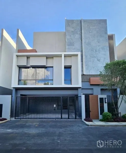 Detached House for rent in Bang Kapi, Bangkok - Modern three‑story detached house facade with gated driveway