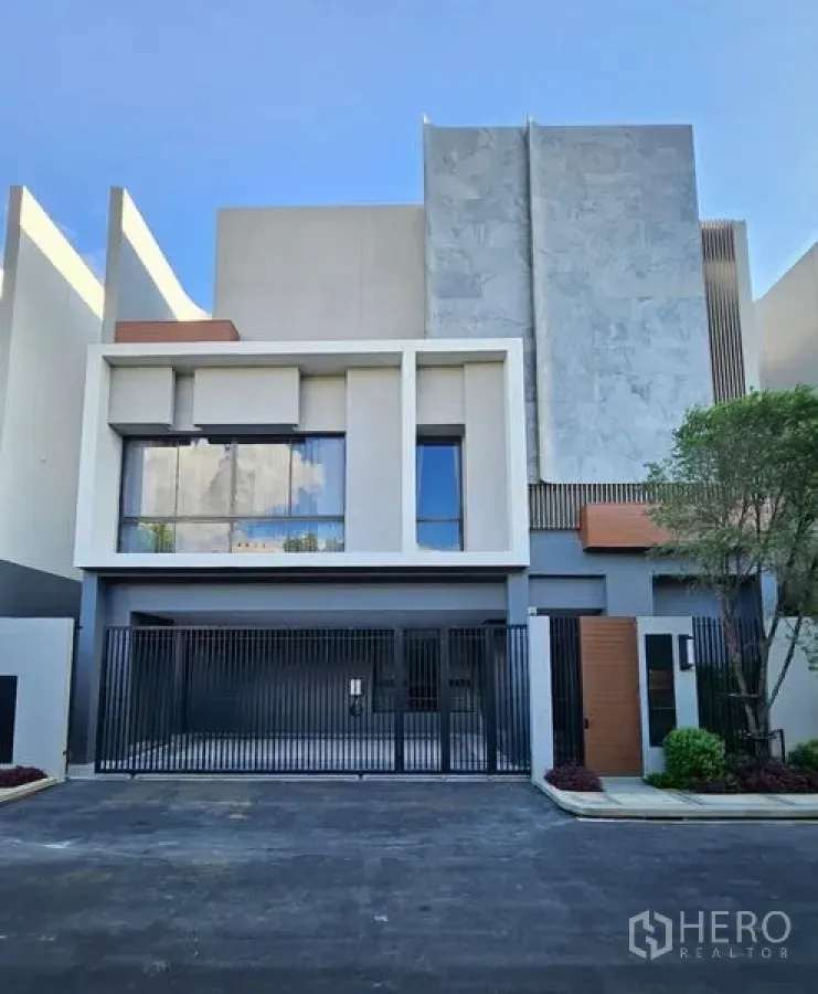 Detached House for rent in Bang Kapi, Bangkok - Modern three‑story detached house facade with gated driveway