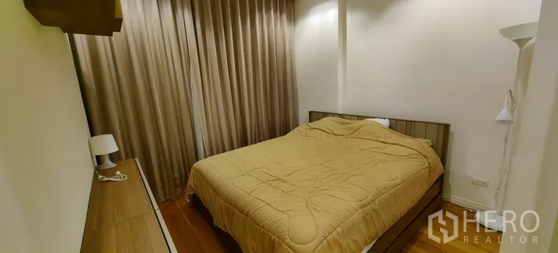 คอนโด ให้เช่าในKhlong San, Bangkok - ห้องนอนที่สอง เตียงคู่ โคมไฟหัวเตียง และผ้าม่านสูงจรดพื้นในย่านคลองสาน