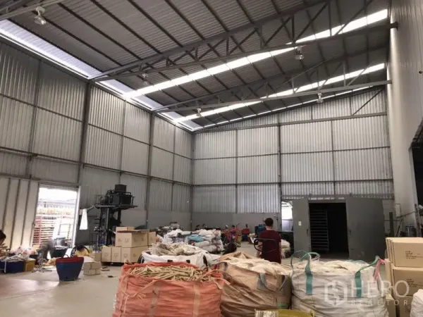 คลังสินค้า ให้เช่าในMueang Samut Prakan, Samut Prakan - อาคารคลังสินค้าผนังเมทัลชีท เพดานสูง ช่องแสงยาว ประตูม้วนขนถ่ายสินค้า