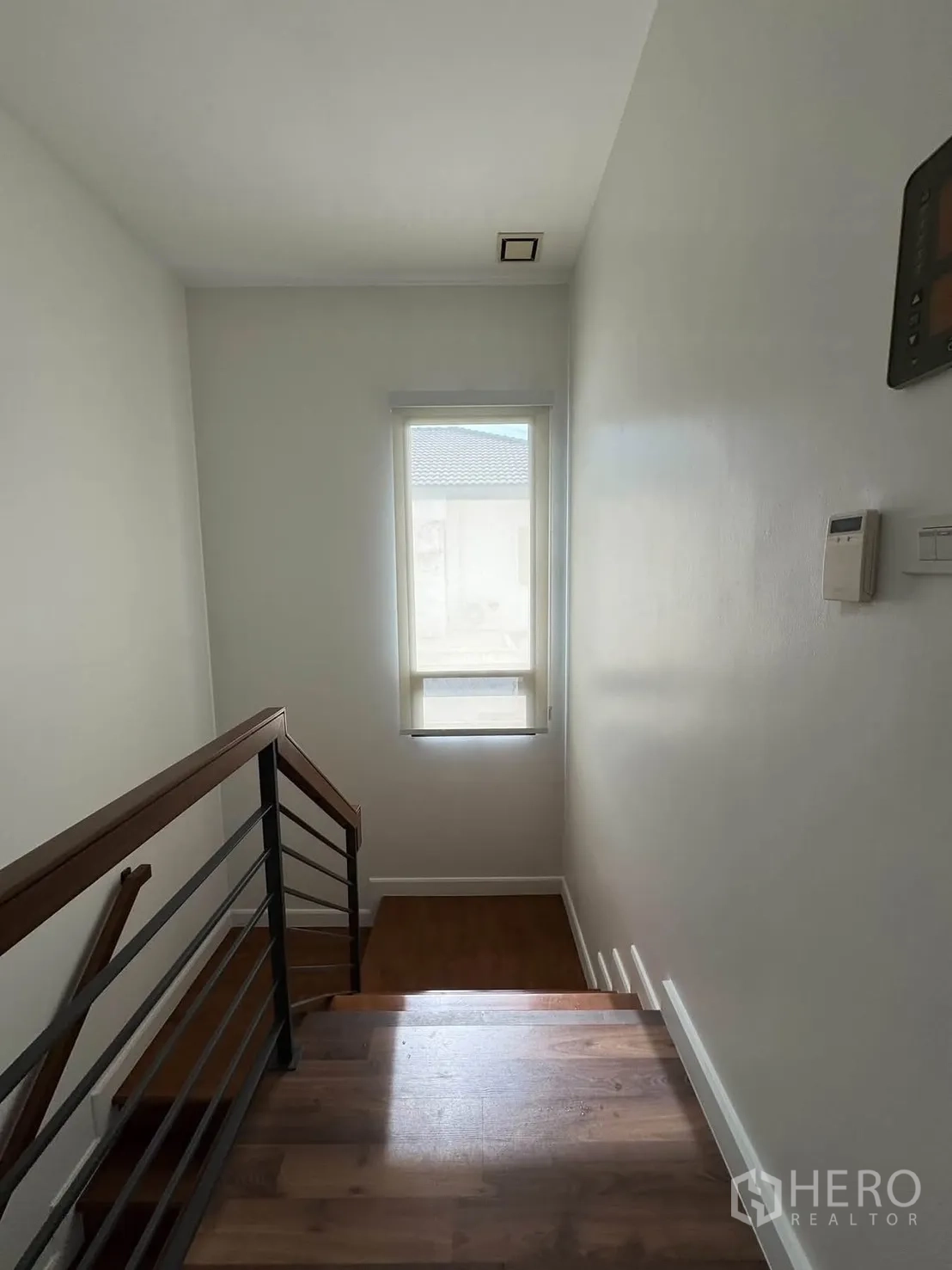 บ้านเดี่ยว for rent in Prawet, Bangkok - โถงบันไดขั้นไม้ ราวเหล็ก พร้อมหน้าต่างสูงรับแสงธรรมชาติ