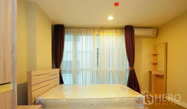 คอนโด ขายในKhlong Toei, Bangkok - ห้องนอนมีหน้าต่างเต็มบาน ผ้าม่านโปร่งและเครื่องปรับอากาศ