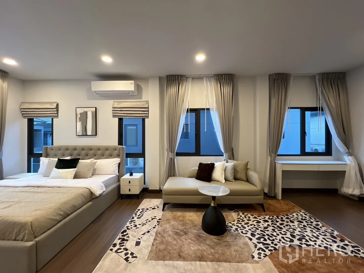 บ้าน ให้เช่าในBang Phli, Samut Prakan - ห้องนอนใหญ่ เตียงคิง โซฟาเลานจ์ และหน้าต่างหลายบาน