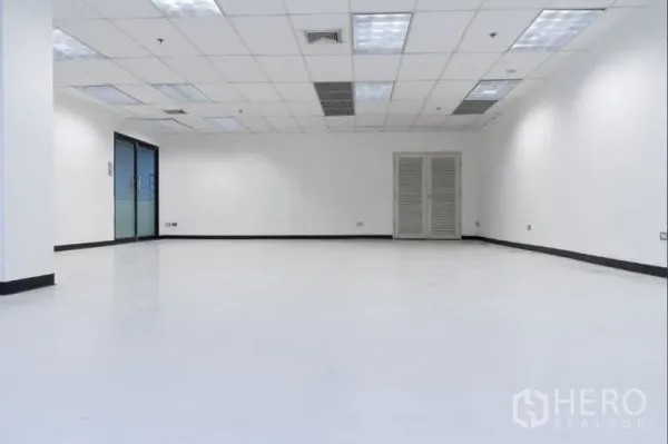 สำนักงาน ให้เช่าในRatchathewi, Bangkok - ภายในสำนักงานโล่ง โปร่ง เพดานทีบาร์มีช่องแอร์ ประตูทางเข้าแบบกระจก และตู้ยูทิลิตี้