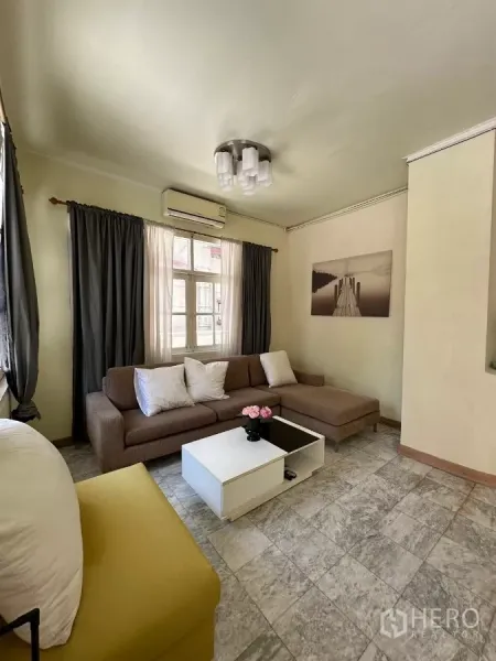 สำนักงานที่บ้าน ให้เช่าในSuan Luang, Bangkok - มุมนั่งเล่นอบอุ่น โซฟาเซกชันนัล โต๊ะกลางสีขาว และโคมไฟเพดาน