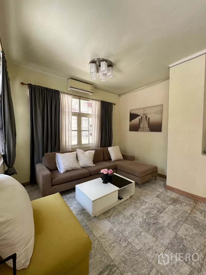 สำนักงานที่บ้าน ให้เช่าในSuan Luang, Bangkok - มุมนั่งเล่นอบอุ่น โซฟาเซกชันนัล โต๊ะกลางสีขาว และโคมไฟเพดาน