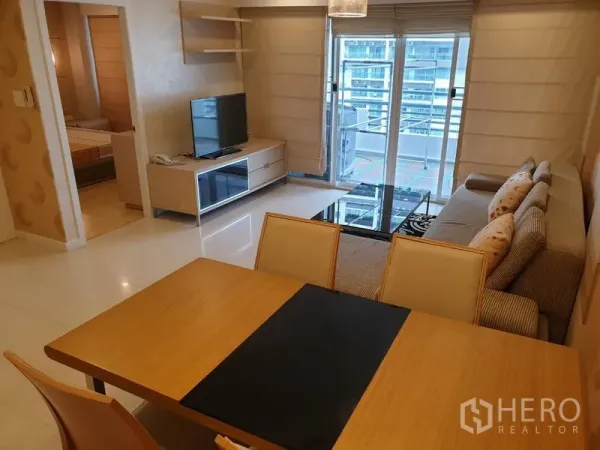 คอนโด ให้เช่าในWatthana, Bangkok - พื้นที่นั่งเล่นและรับประทานอาหารสว่างไสว โซฟาและชั้นวางทีวี เปิดสู่ระเบียงวิวเมือง