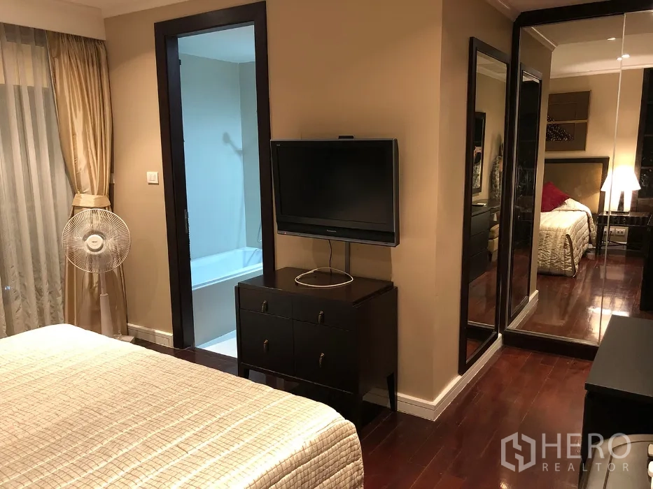 คอนโด ให้เช่าในWatthana, Bangkok - ห้องนอนพร้อมชั้นวางทีวี ตู้เสื้อผ้าบานกระจก พื้นไม้ และห้องน้ำในตัว