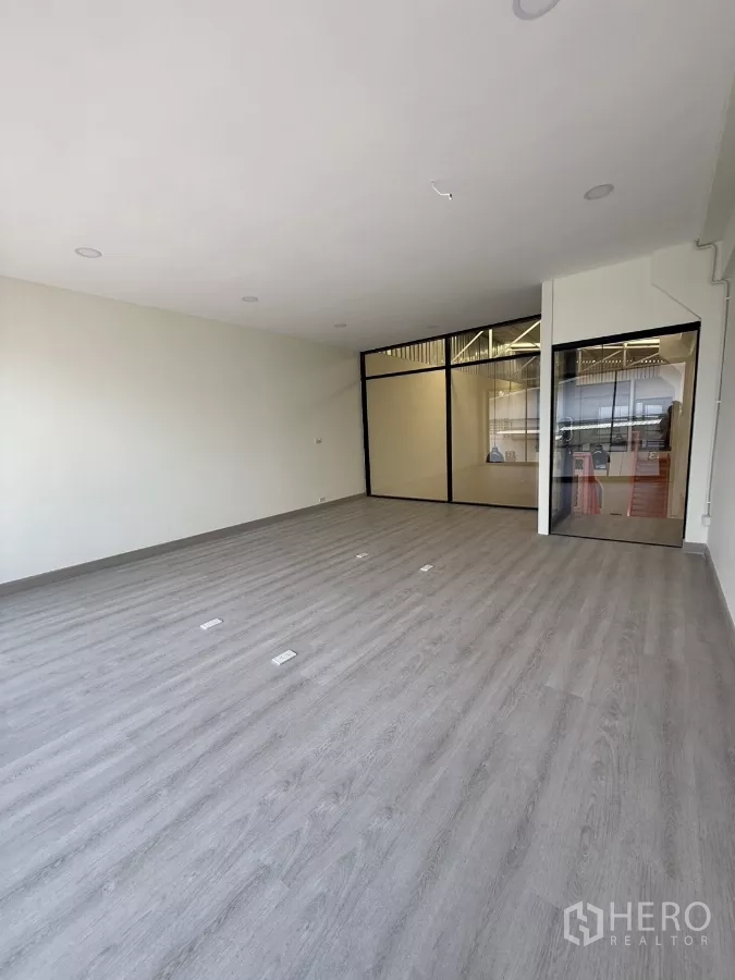 คลังสินค้า ให้เช่าในSuan Luang, Bangkok - ออฟฟิศชั้นลอยกั้นกระจก พื้นไวนิลสีเทาเหนือพื้นที่โกดัง