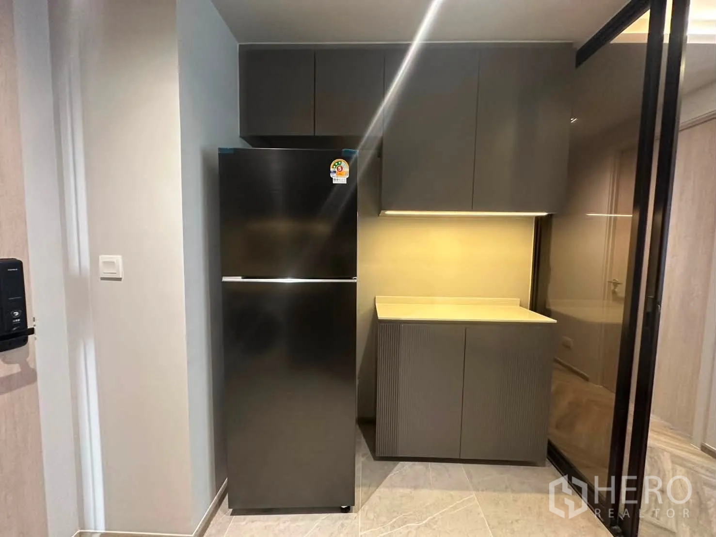 คอนโด for rent in Watthana, Bangkok - แพนทรี่พร้อมตู้เย็นขนาดใหญ่ ตู้ลอย และเคาน์เตอร์