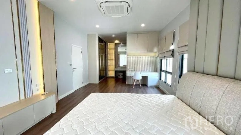 บ้านเดี่ยว for rent or sale in Bang Phli, Samut Prakan - ห้องนอนใหญ่มองไปยังโซนแต่งตัวและตู้บิลท์อิน