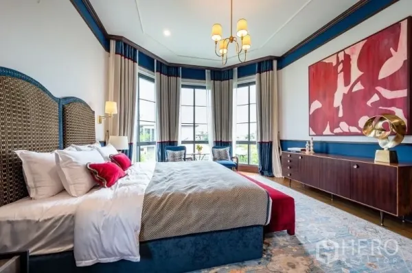 บ้าน ขายในBang Kapi, Bangkok - ห้องนอนหลักหรูหรา มีหน้าต่างมุมกระจก โคมระย้า และหัวเตียงบุผ้า