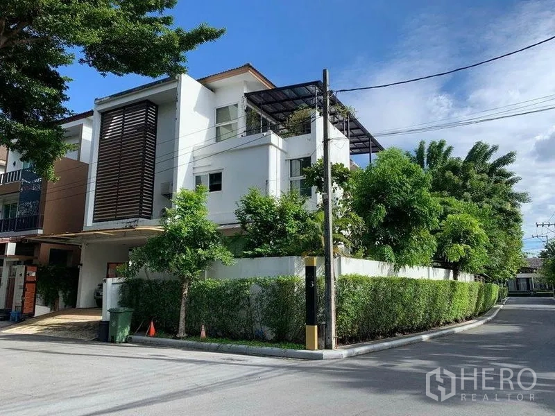 บ้าน ขายในSuan Luang, Bangkok - บ้านเดี่ยวมุมถนนสมัยใหม่ 3 ชั้น มีดาดฟ้าและรั้วต้นไม้ในซอยเงียบสงบ