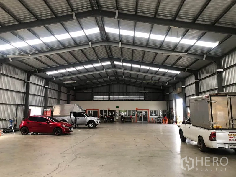 Warehouse for rent in Don Mueang, Bangkok - Large warehouse hall with a front office section and multiple vehicle bays.