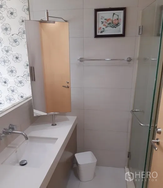 公寓 出租在Khlong Toei, Bangkok - 整洁浴室，长台盆与大镜面，玻璃淋浴间和带花纹的百叶。